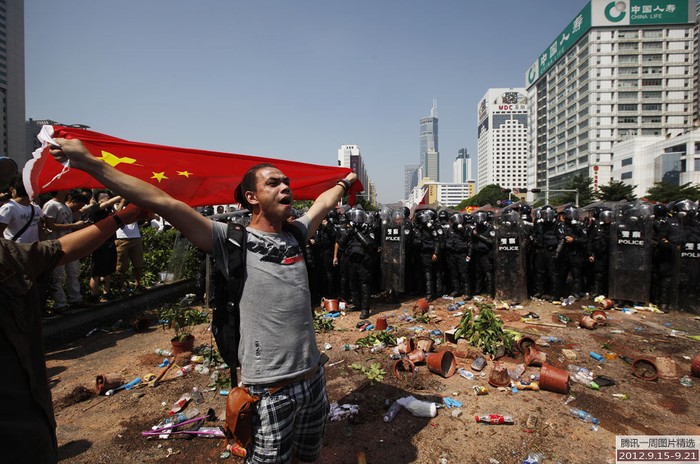 Một thanh niên giương cao lá cờ Trung Quốc trong phong trào biểu tình chống Nhật Bản ngày 16/9/2012 tại Thâm Quyến, Quảng Đông, Trung Quốc
